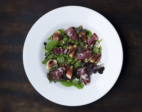 Salade met vijgen en gedroogde wild zwijn coppa
