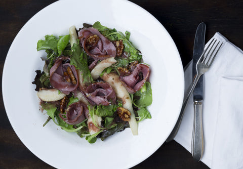 Salade met prosciutto van hert, peer en pecannoten