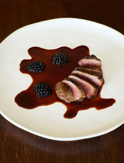 Wilde duivenborst met bramensaus