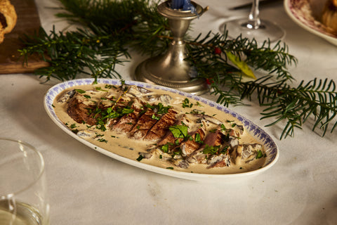 Wildzwijnrug met wilde paddestoelen saus